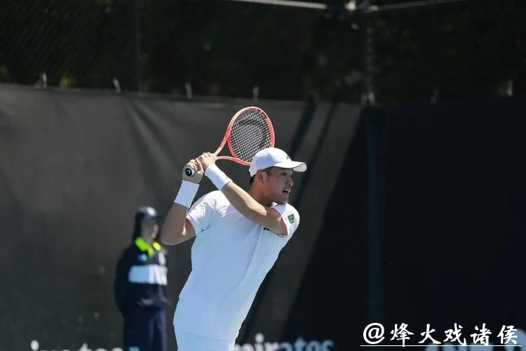 吴易昺澳网拼到抽筋告负,中国男网选手全部出局 吴易昺澳网拼到抽筋告负,中国男网选手全部出局